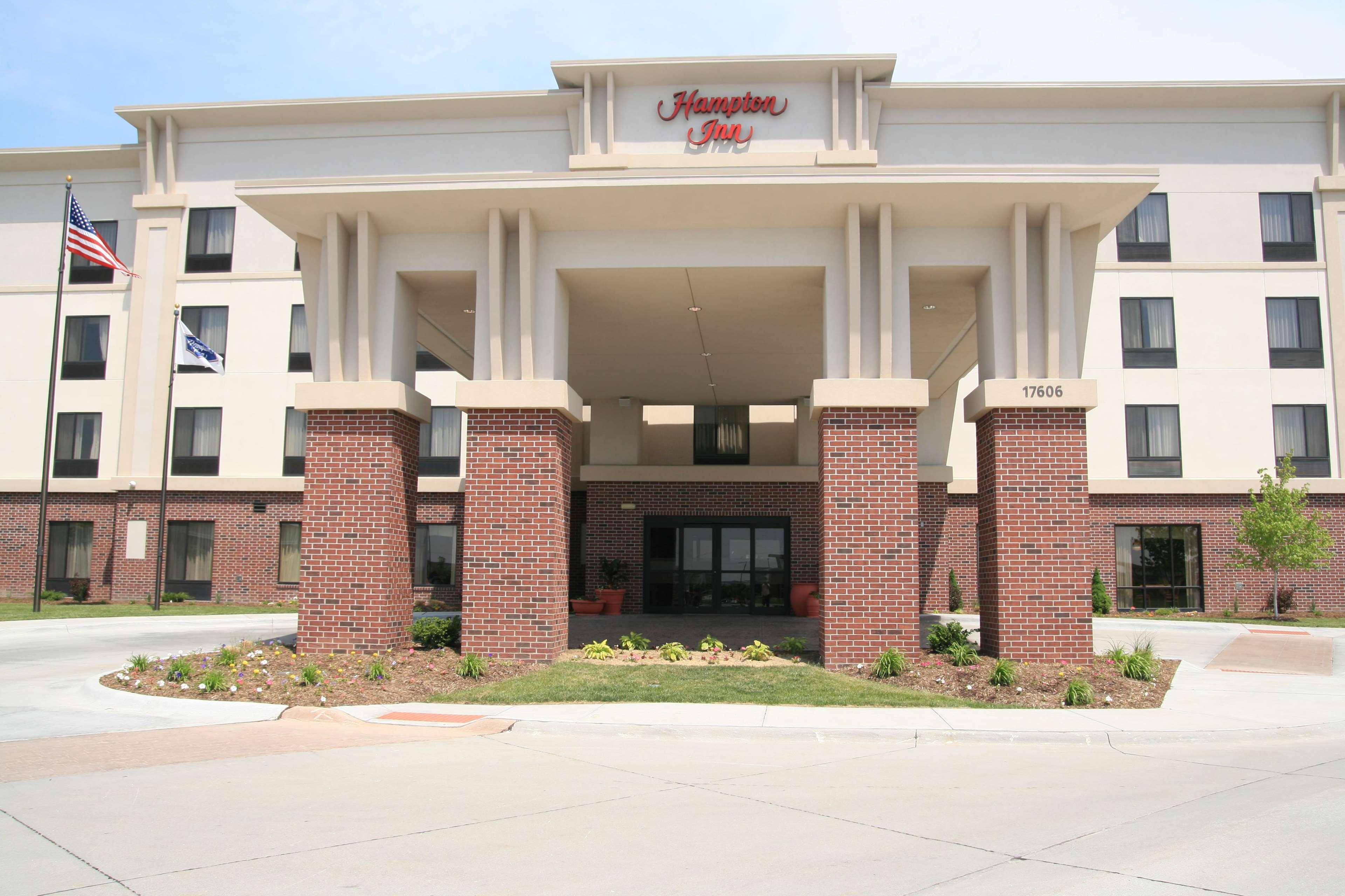 Newly Renovated Hampton Inn Omaha West Lakeside Exterior photo