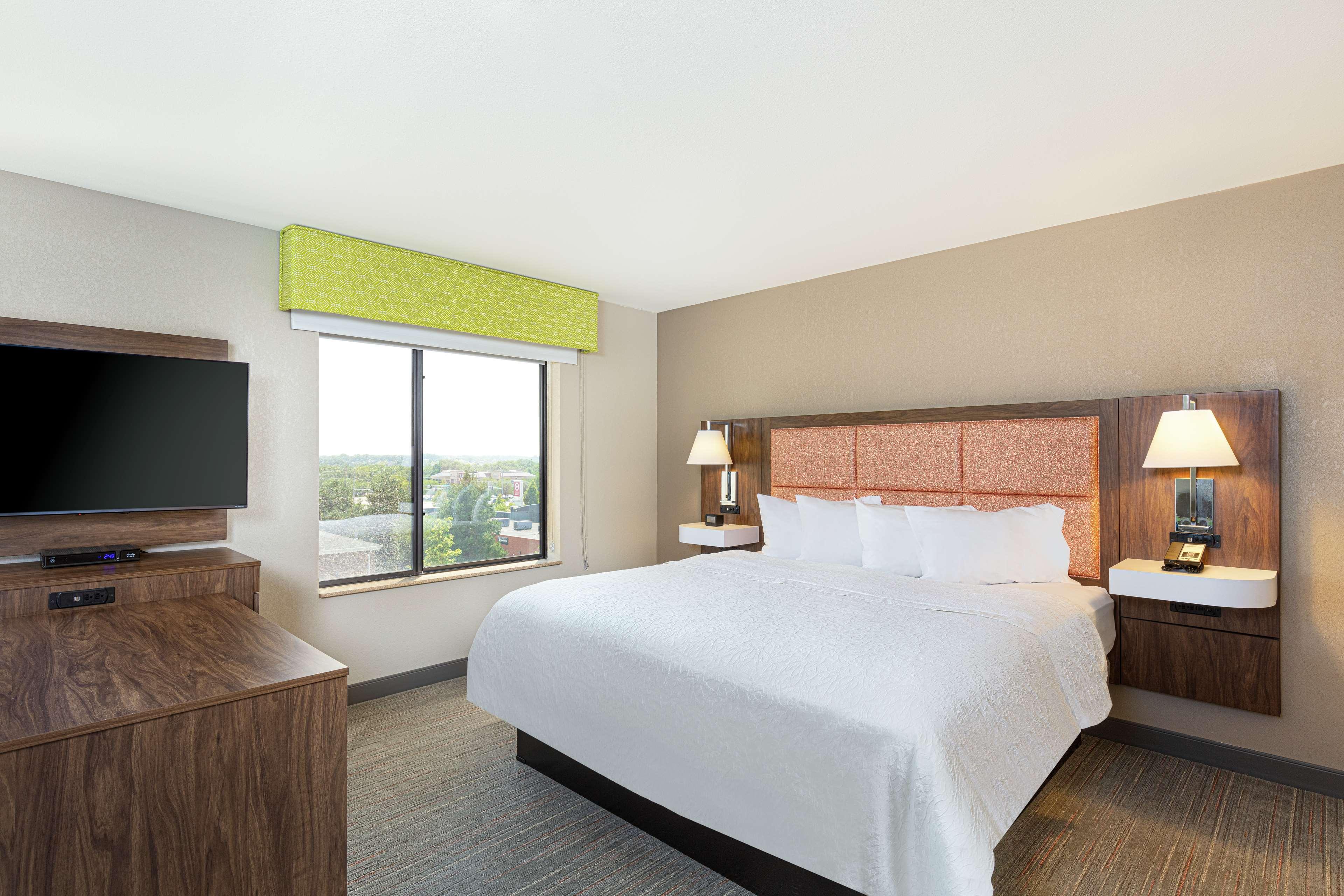 Newly Renovated Hampton Inn Omaha West Lakeside Exterior photo