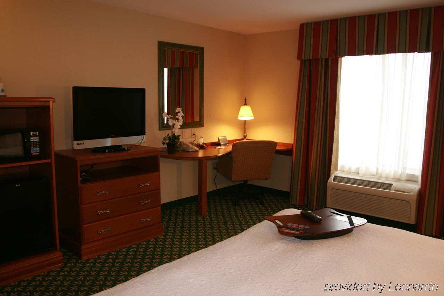 Newly Renovated Hampton Inn Omaha West Lakeside Room photo