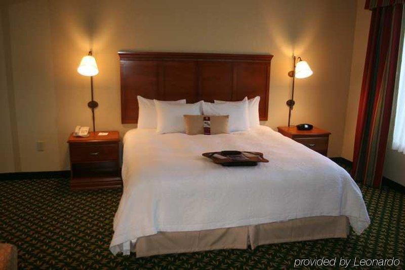 Newly Renovated Hampton Inn Omaha West Lakeside Room photo