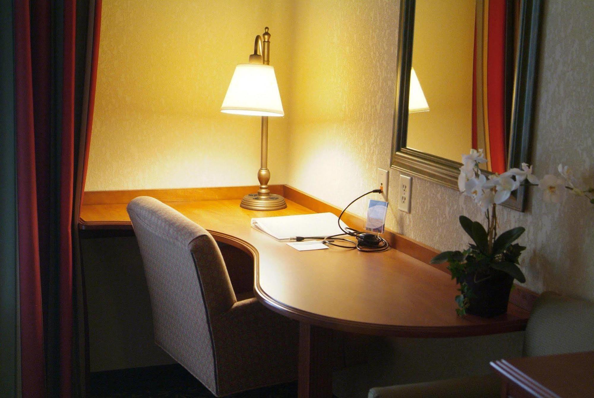 Newly Renovated Hampton Inn Omaha West Lakeside Room photo